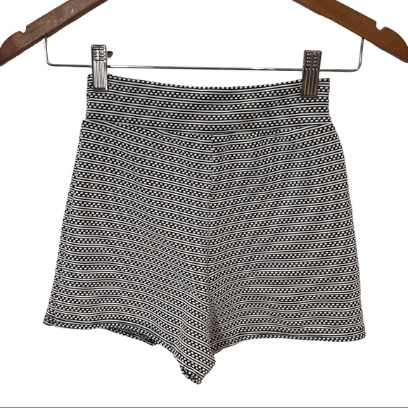 Boohoo Petite Shannon Mono Print Skort Size US1 Black/White - Picture 2 of 3